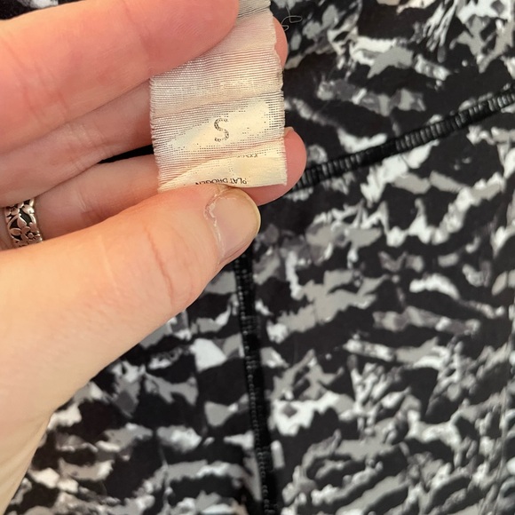 Fabletics | B&W Capri Digi Camo Leggings | Size Small - Picture 5 of 7
